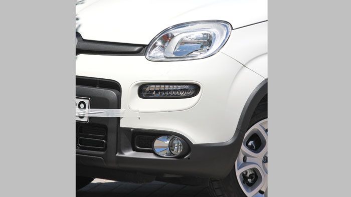 Στην περίπτωση του Fiat Panda Trekking από την άλλη, σε σχέση με τα «απλά» Panda οι αλλαγές είναι περιορισμένες, αφού διαφοροποιούνται μόνο στο κάτω μ